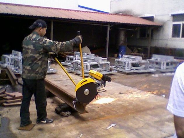 點(diǎn)擊查看詳細(xì)信息<br>標(biāo)題：內(nèi)燃鋸軌機(jī)工作照 閱讀次數(shù)：11518