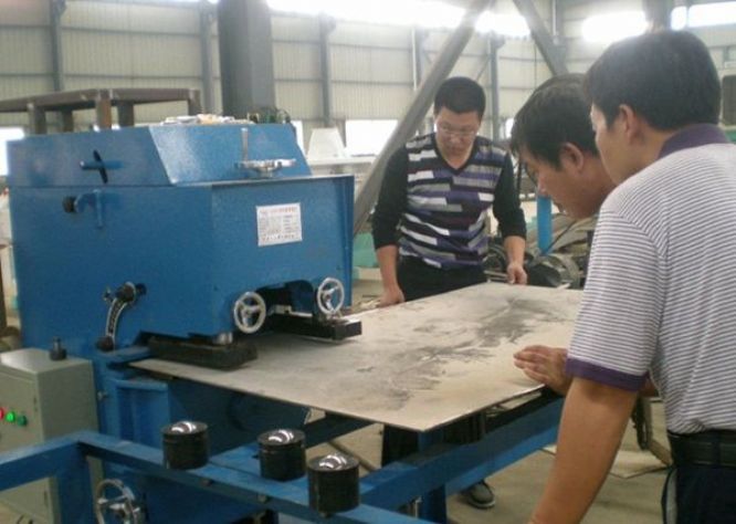 點(diǎn)擊查看詳細(xì)信息<br>標(biāo)題：固定式平板坡口機(jī)工作照 閱讀次數(shù)：10945